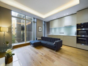 Leicester Square Classic Modern Sleeps 5